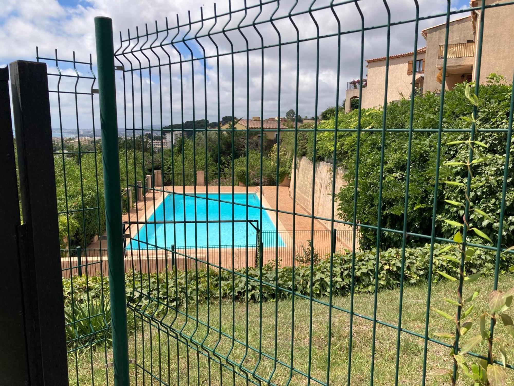 T2 Traversant Avec Une Grande Terrasse Et Piscine กาญเนอ-ซูร์-แมร์ ภายนอก รูปภาพ